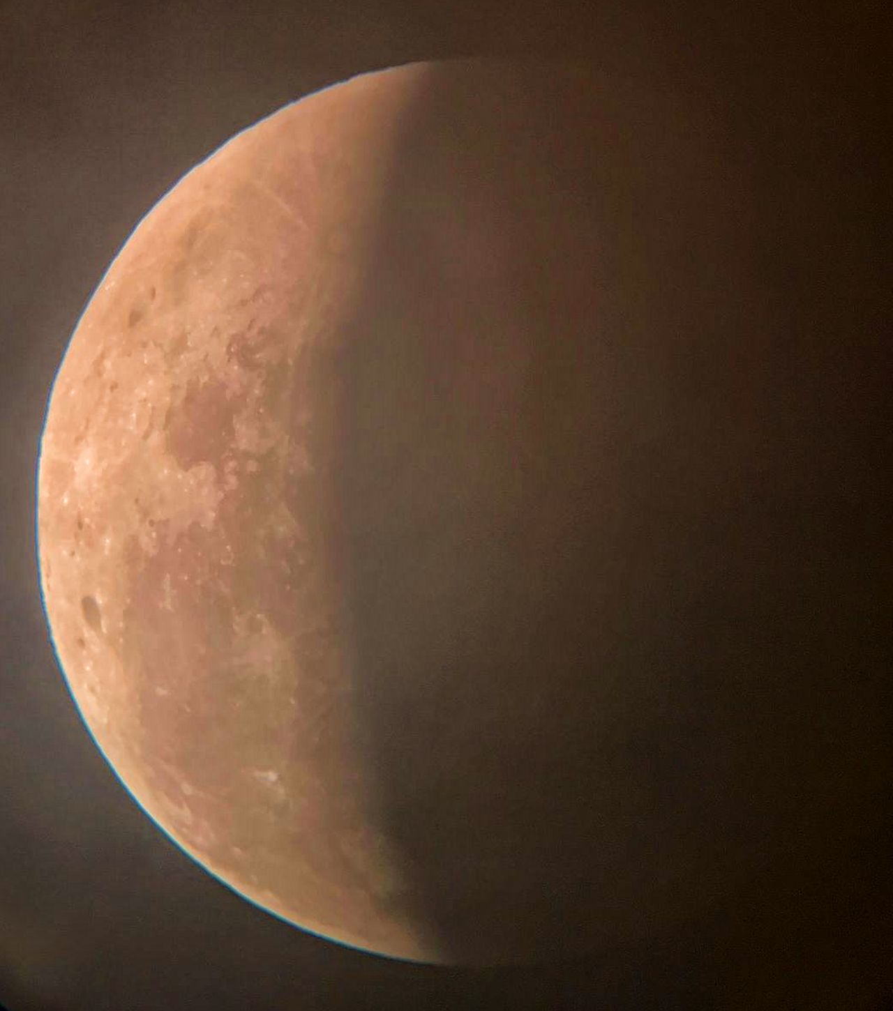 Una notte sospesa tra cielo e mare: leclissi lunare al pontile